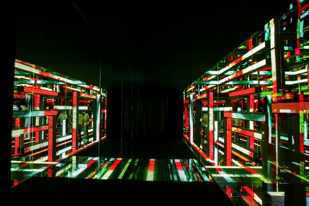 Espaço simula como seriam os pensamentos do músico por meio de luzes e sons Espaço simula como seriam os pensamentos do músico por meio de luzes e sons