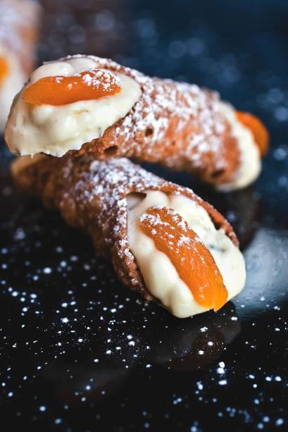 Cannoli tradicionais de ricota e frutas cristalizadas Cannoli tradicionais de ricota e frutas cristalizadas