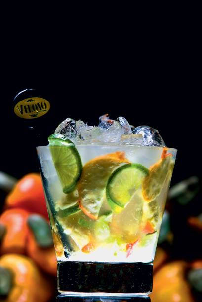 Caipirinha de caju e limão Caipirinha de caju e limão