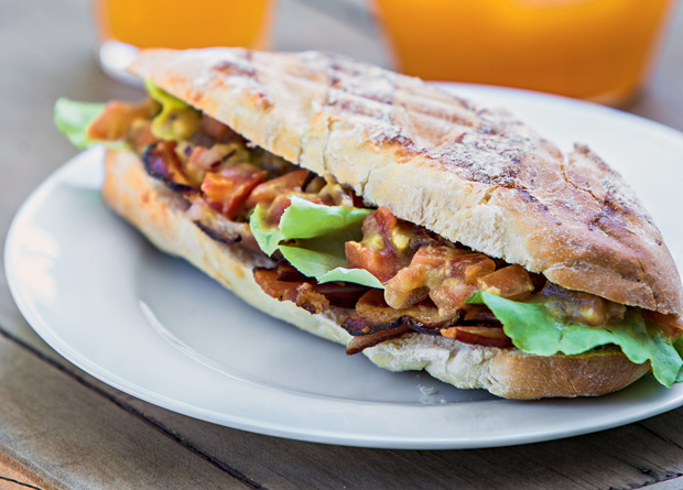 Panino de bacon, alface, tomate e vinagrete de abacate e suco de laranja-bergamota: para saborear sem pressa Panino de bacon, alface, tomate e vinagrete de abacate e suco de laranja-bergamota: para saborear sem pressa