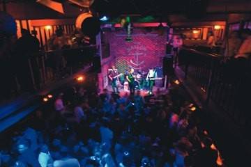 O palco com os músicos em ação: shows de pop e rock de terça a sábado O palco com os músicos em ação: shows de pop e rock de terça a sábado
