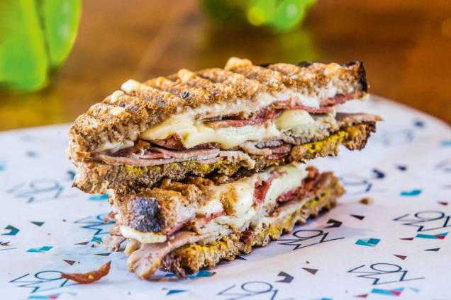 Presunto assado, queijo e mostarda Presunto assado, queijo e mostarda