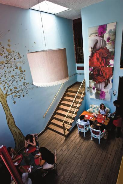 Decoração bem cuidada: móveis retrôs e imagens nas paredes Decoração bem cuidada: móveis retrôs e imagens nas paredes