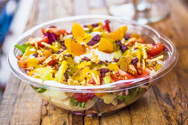 Leves e coloridos: o cliente escolhe os ingredientes da salada Leves e coloridos: o cliente escolhe os ingredientes da salada
