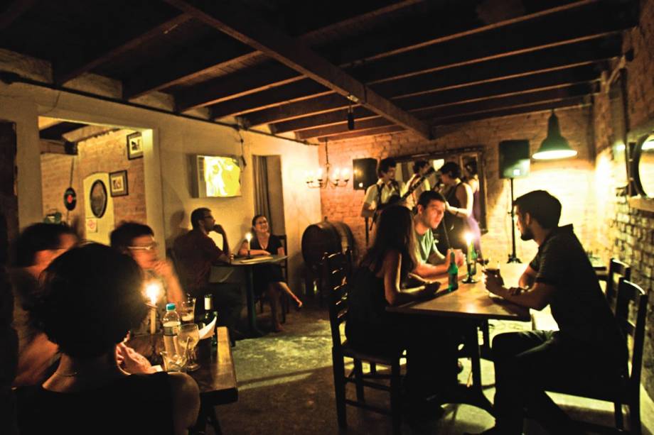 O rústico espaço: música ao vivo convidativa para curtir a dois ou em grupinhos O rústico espaço: música ao vivo convidativa para curtir a dois ou em grupinhos