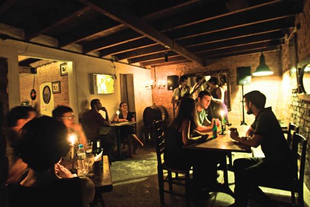 O rústico espaço: música ao vivo convidativa para curtir a dois ou em grupinhos O rústico espaço: música ao vivo convidativa para curtir a dois ou em grupinhos