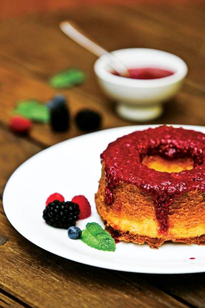 Bolo tea cake com calda artesanal de frutas vermelhas