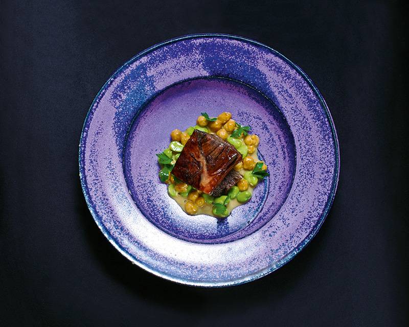 Paleta de cordeiro com favas verdes e grão-de-bico