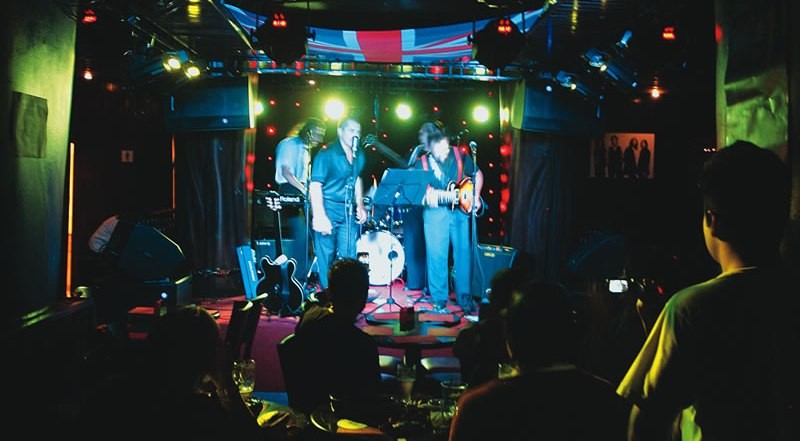 O salão do Gillans Inn: clima rock’n’roll de quarta a sábado O salão do Gillans Inn: clima rock’n’roll de quarta a sábado