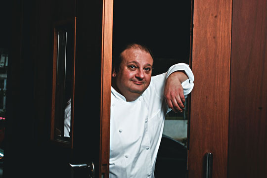 Erick Jacquin com o fogão na mala