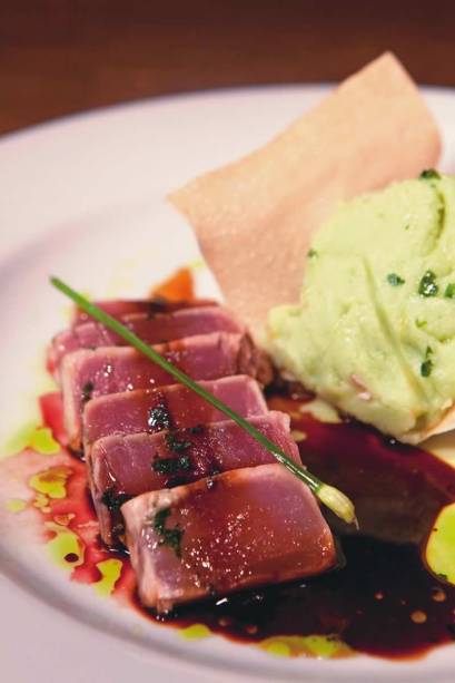 Atum com purê de raiz-forte ao molho tarê Atum com purê de raiz-forte ao molho tarê