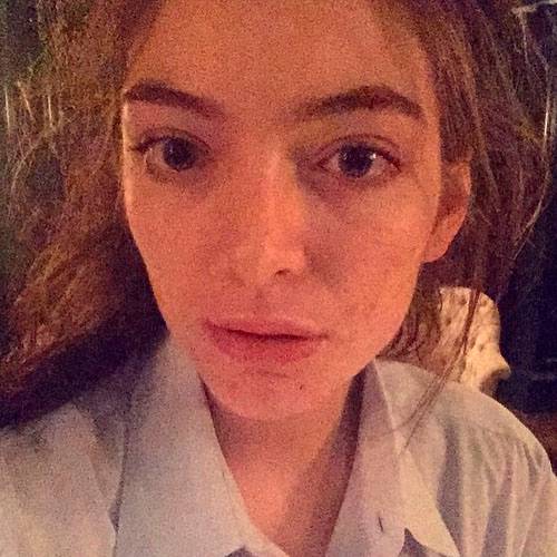 Lorde publica foto sem maquiagem e revela hábito curioso