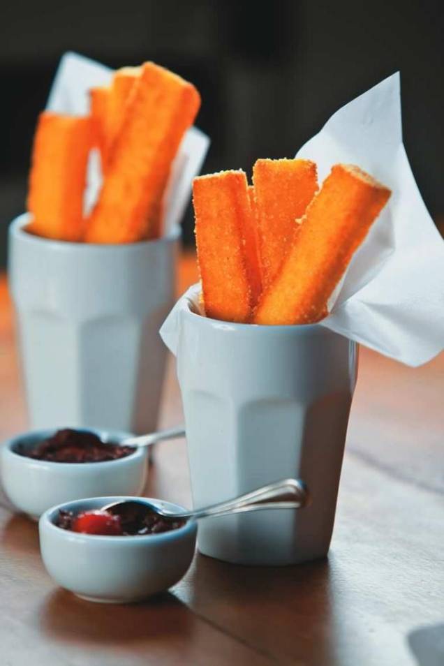 Palitos de polenta frita na companhia de tapenade Palitos de polenta frita na companhia de tapenade