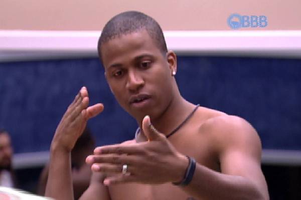 BBB15 já tem racismo, homofobia, caso de polícia e peladão; e o reality show mal começou
