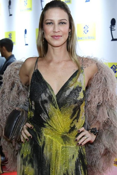 Luana Piovani ficou furiosa com críticas a maquiagem e look: “Morram todas de minissaia”