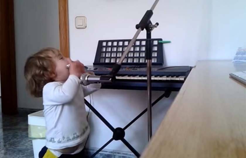 Luca tem 2 anos, ama o blues, aprendeu a tocar gaita e virou sensação na internet