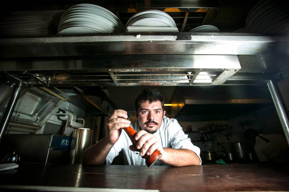 Luiz Emanuel é o novo chef autor do menu enxuto e mais barato, focado em clássicas pedidas de bistrô Luiz Emanuel é o novo chef autor do menu enxuto e mais barato, focado em clássicas pedidas de bistrô