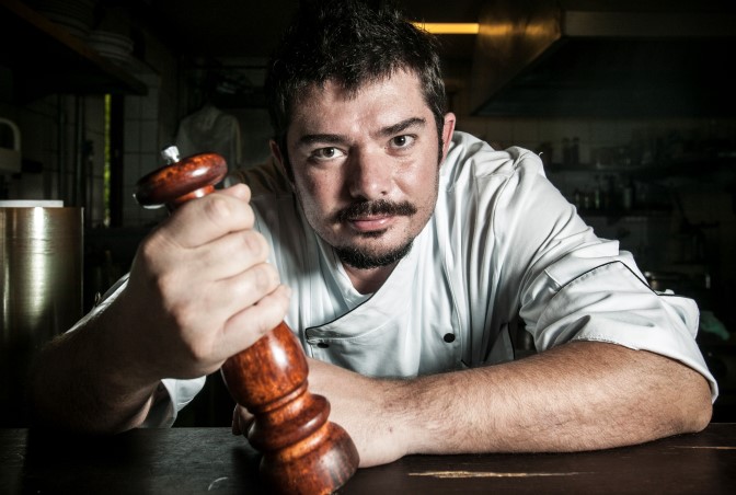 Luiz Emanuel: estreando pelo Felix Bistrot com servi&ccedil;o de ostras (Foto: Lucas Lima)