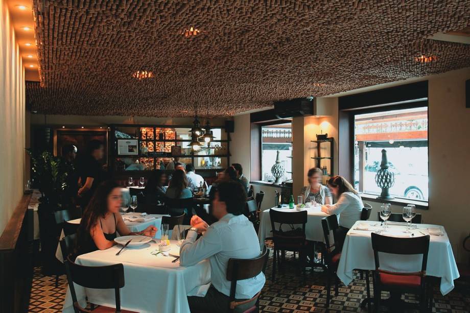 Salão agradável: teto decorado por 50.000 rolhas Salão agradável: teto decorado por 50.000 rolhas