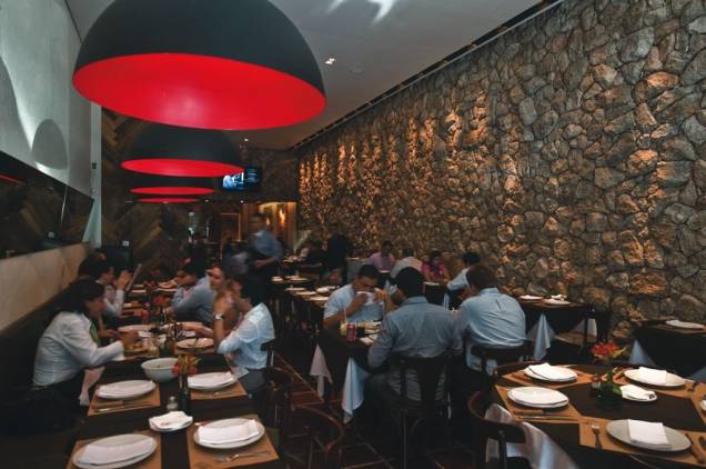 O salão: pé-direto mais alto e teto com enormes luminárias O salão: pé-direto mais alto e teto com enormes luminárias