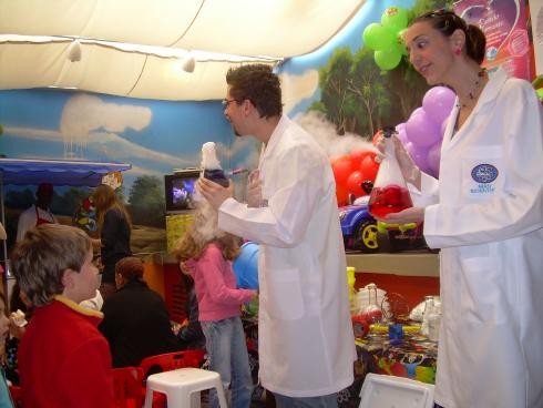 Ciência e diversão: a turma do Mad Science ensina brincando Ciência e diversão: a turma do Mad Science ensina brincando