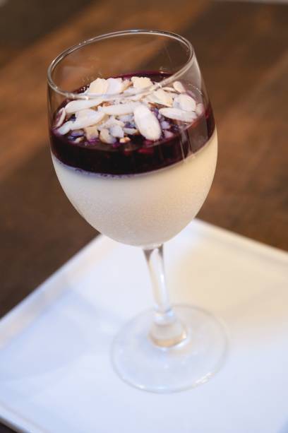 Panacota com calda de frutas vermelhas Panacota com calda de frutas vermelhas