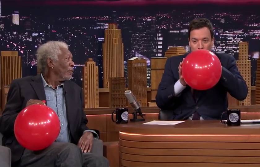 Morgan Freeman muda voz após brincadeira com balão de gás hélio: tente não rir com esta cena