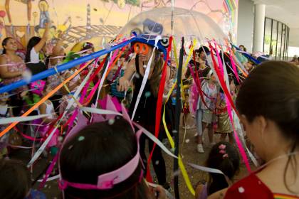 MAM - Museu de Arte Moderna - Oficina de fantasias de carnaval - Crédito Karina Bacci mam-museu-de-arte-moderna-oficina-de-fantasias-de-carnaval-credito-karina-bacci.jpeg