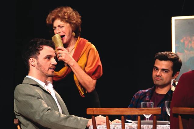 Uma comédia de família: os atores Claudia Mello, Lara Córdula, Luciano Andrey e Antonio Petrin em Mambo Italiano Uma comédia de família: os atores Claudia Mello, Lara Córdula, Luciano Andrey e Antonio Petrin em Mambo Italiano