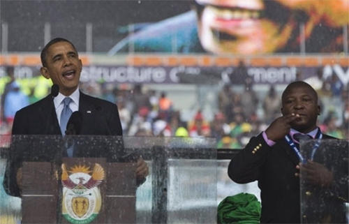 Intérprete fingiu língua dos sinais em memorial de Mandela; assista ao vídeo