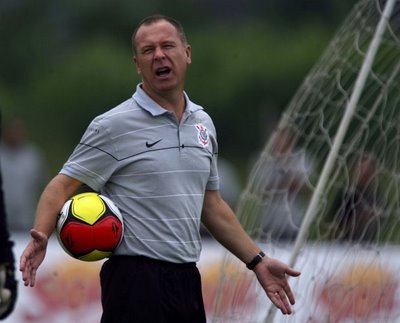Mano Menezes fora da Seleção. Quem deve ser o substituto?