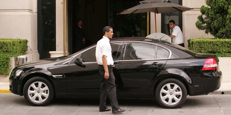 Manobrista de empresa de valet em frente ao restaurante Leopolldo Faria Lima.