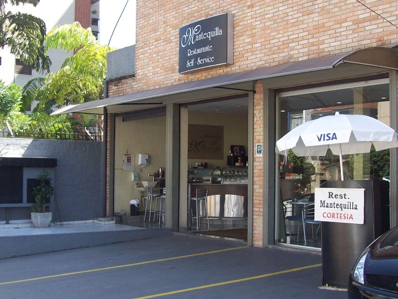 Serve almoço em sistema self-service de segunda a sábado Serve almoço em sistema self-service de segunda a sábado