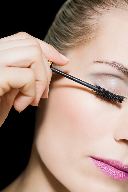 Maquiagem para os olhos: como identificar produtos vencidos e evitar alergias