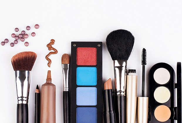 Maquiadores indicam produtos de beleza que cabem no bolso