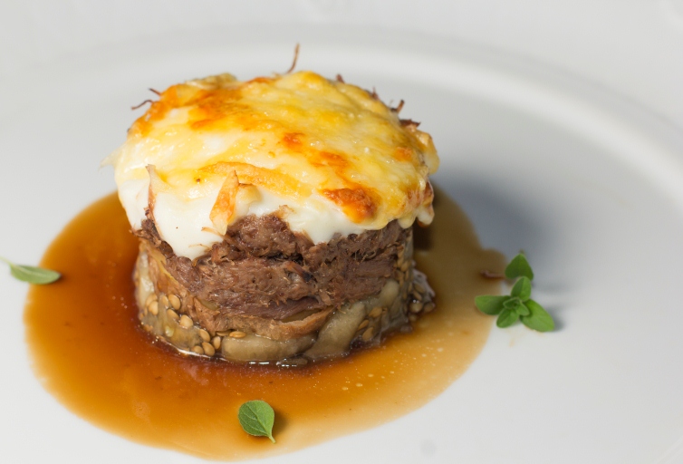 Marcel: gratinado de cordeiro, batatas e berinjelas ao estilo mussaká (Foto: Rogerio Canella)