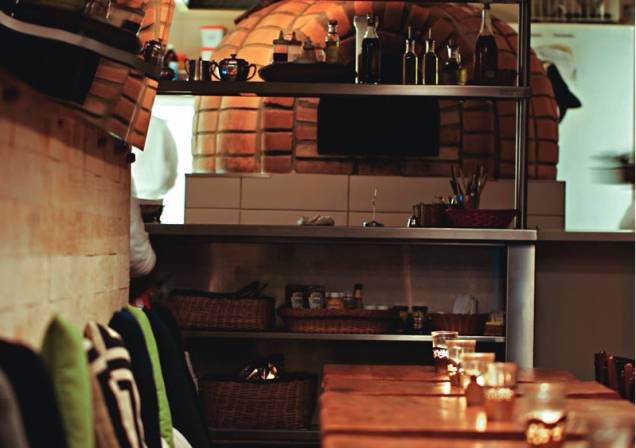 O agradável salão: ao fundo fica o forno a lenha O agradável salão: ao fundo fica o forno a lenha