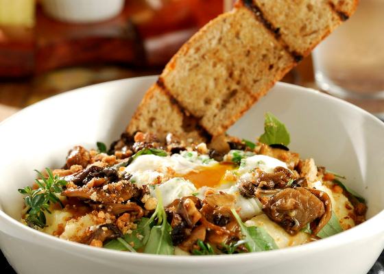 Polenta cremosa com cogumelos crocantes