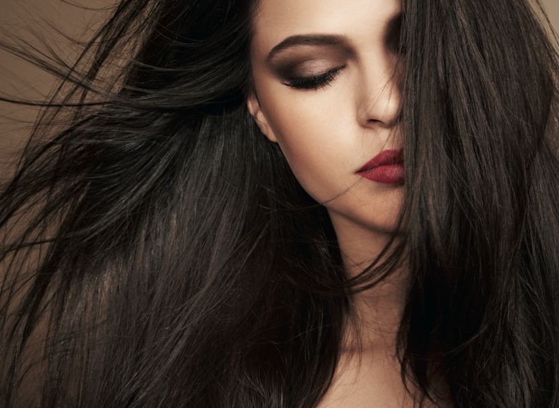 Dark Chocolate, o cabelo ‘Branca de Neve’, é a cor do momento
