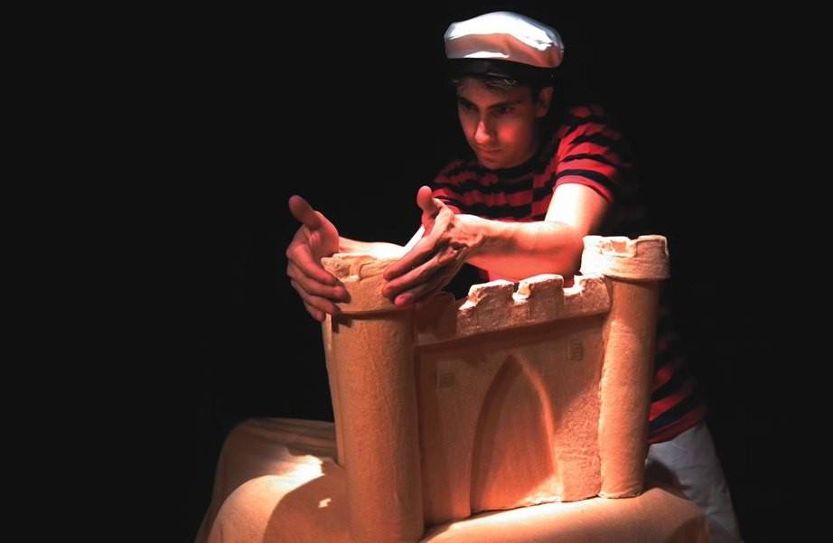 Lucas Rodrigues e seu boneco de areia: espetáculo Maresias Lucas Rodrigues e seu boneco de areia: espetáculo Maresias