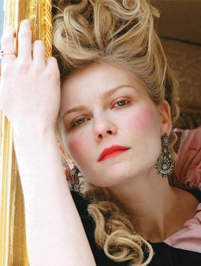 À francesa: Kirsten Dunst vive Maria Antonieta no drama de época de Sofia Coppola À francesa: Kirsten Dunst vive Maria Antonieta no drama de época de Sofia Coppola