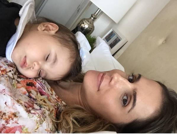 Deborah Secco desabafa no ‘Altas Horas’ sobre dificuldades em amamentar a filha: “Muito frustrada”
