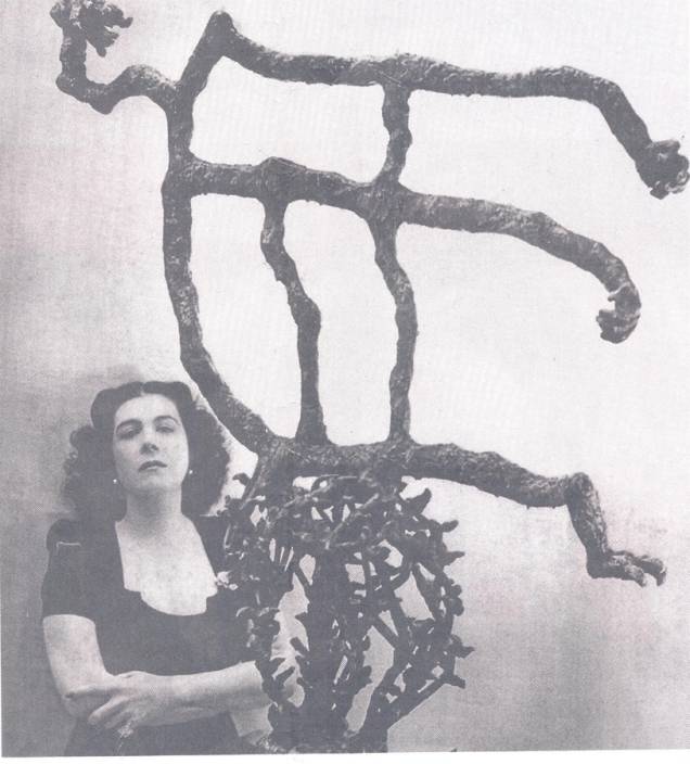 Maria Martins ao lado da obra Minha Canção, em 1946 (obra não está exposta) Maria Martins ao lado da obra Minha Canção, em 1946 (obra não está exposta)