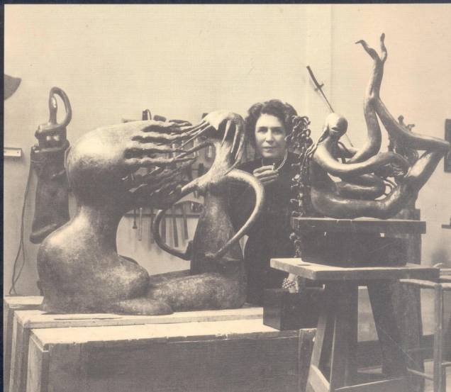 Maria Martins no ateliê, em 1950 Maria Martins no ateliê, em 1950