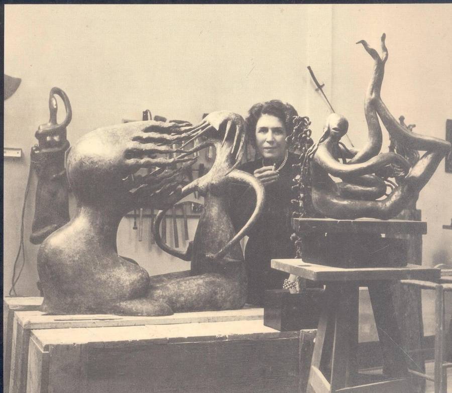 Maria Martins no ateliê, em 1950 Maria Martins no ateliê, em 1950