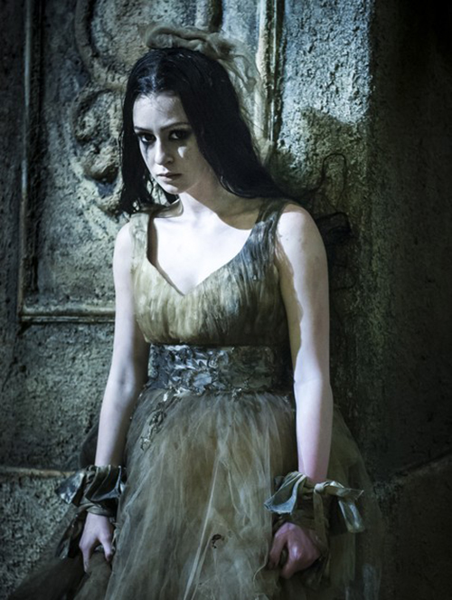 Marina Ruy Barbosa aparece com os cabelos pretos para nova série