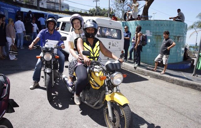 Marta Suplicy sobe favela de mototáxi