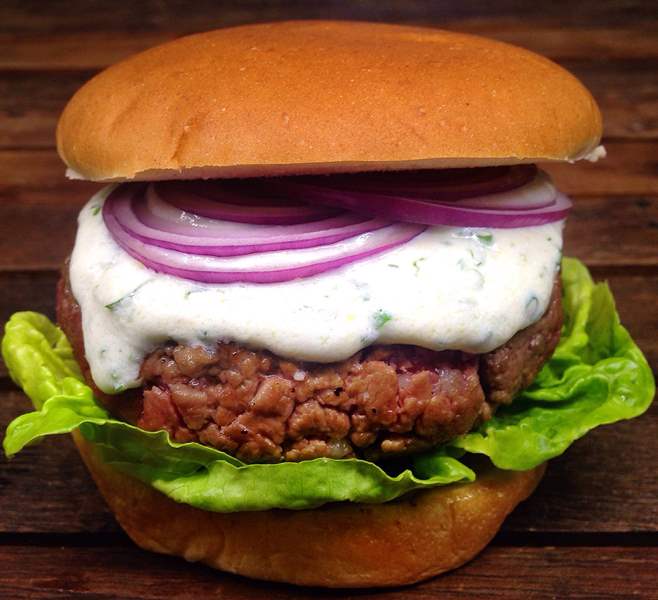 Burguer de quibe cru selado ao molho de iogurte: 15 reais e 250 unidades para o domingão (Fotos: divulgação)