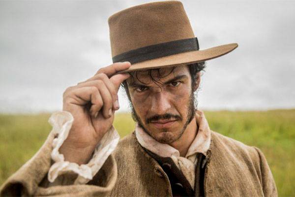 Cena de nudez de Mateus Solano em ‘Liberdade, Liberdade’ dá o que falar na web
