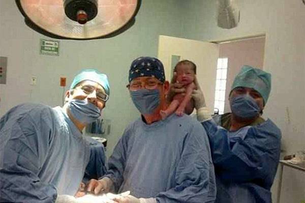 Médicos enfurecem redes sociais ao publicar foto com recém-nascido